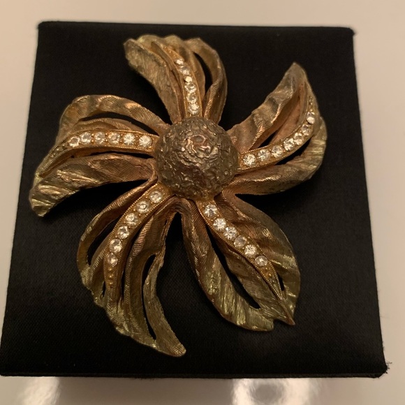VINTAGE GOLDEN FLOWER W/WHITE STONES - Picture 5 of 6